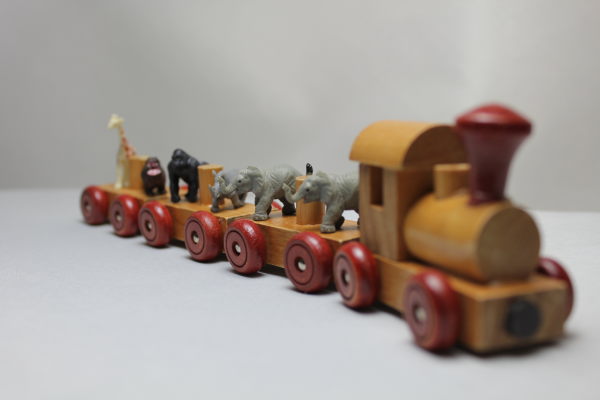 おもちゃの列車に乗るフィギュア
