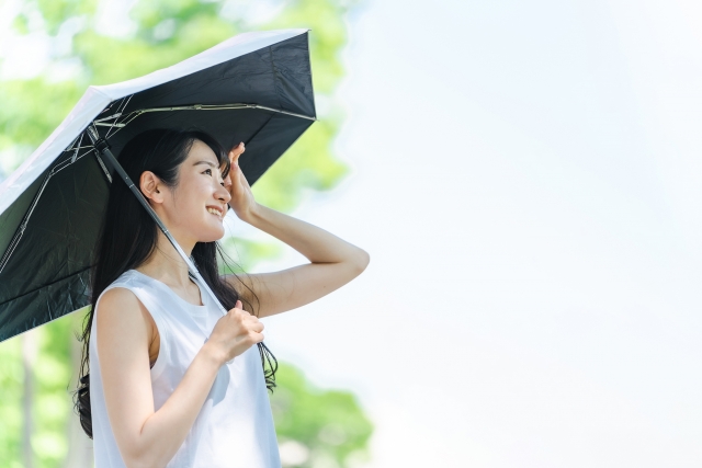 日傘をさして紫外線対策する女性