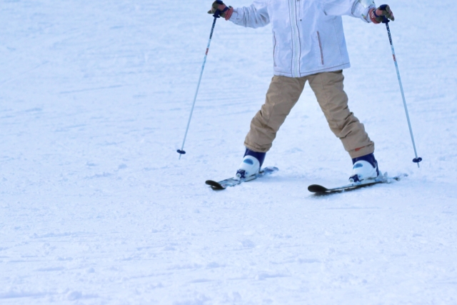 スキーを滑る女の子